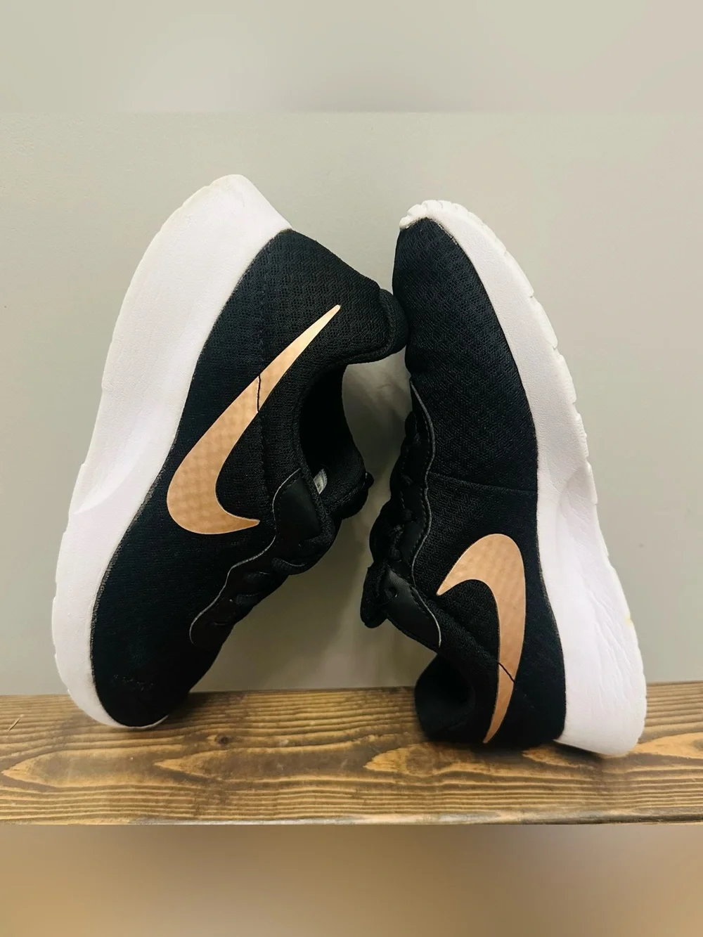 Nike Womens Tanjun Running ShoesDJ6257-001 Black/Rose Gold Women’s Size 7